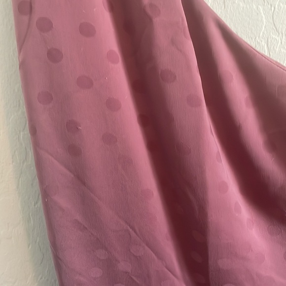 Favorite Daughter Singles Table Dress- 2 - Picture 6 of 8